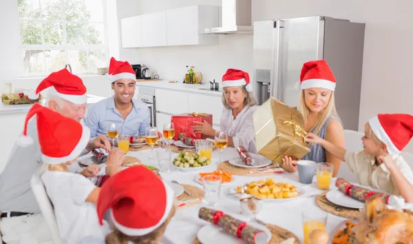 Lachende familie rond de tafel met Kerstmis — Stockfoto