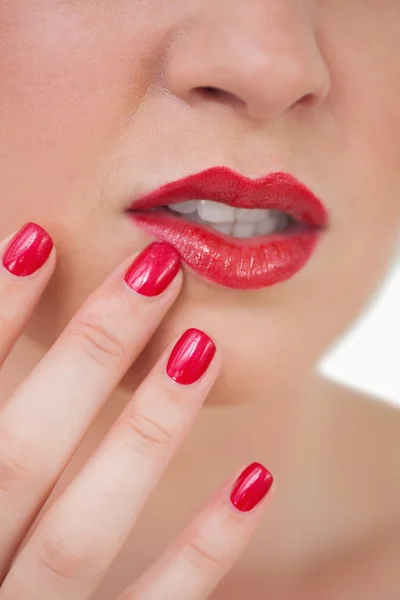 Vrouw rood geschilderd vinger nagels en rode lippen — Stockfoto