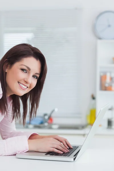 Portrait of young woman using laptop — Stock Photo, Image