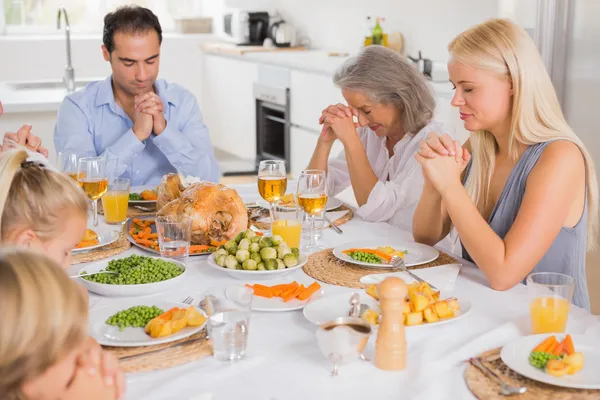 Familie betet vor dem Abendessen — Stockfoto