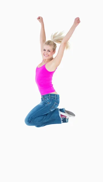 Retrato de una mujer ocasional emocionada saltando en el aire — Foto de Stock