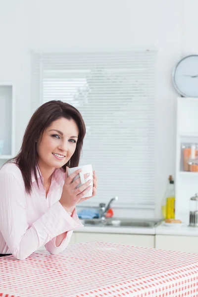 Ritratto di giovane donna felice con tazza di caffè — Foto Stock