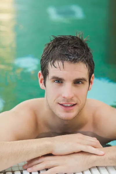 Schöner Mann im Pool — Stockfoto