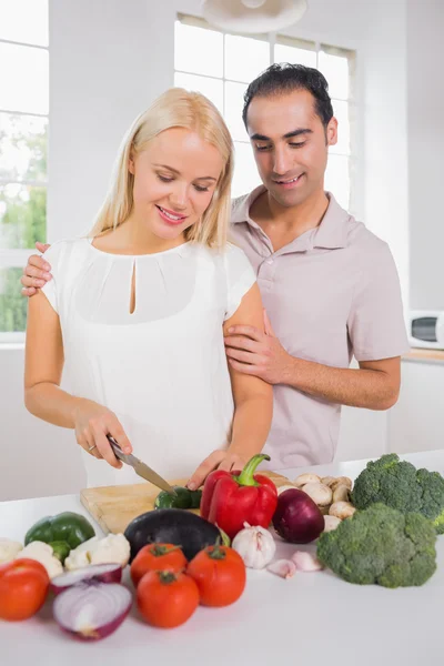 Lyckliga paret förbereder middagen — Stockfoto
