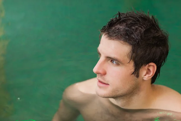 Çekici bir adam yüzme havuzunda — Stok fotoğraf