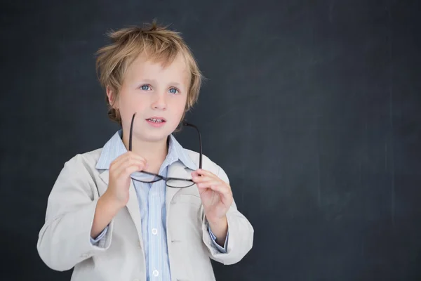 Niño vestido como profesor delante de la pizarra negra — Foto de Stock