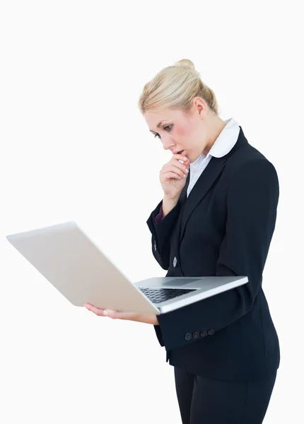 Sérieux jeune femme d'affaires en utilisant un ordinateur portable — Photo