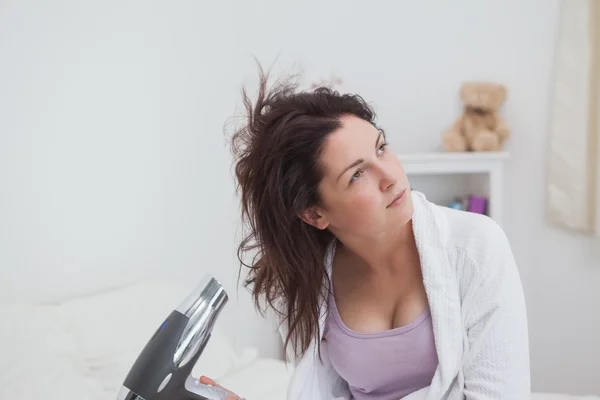 Junge Frau trocknet Haare — Stockfoto