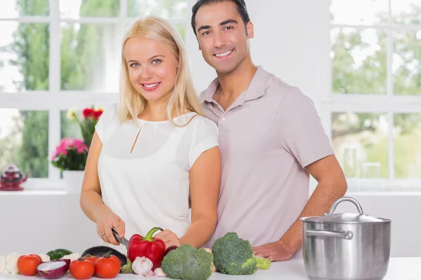 Femme blonde cuisine avec son mari — Photo