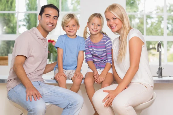 Familie poseren voor een foto — Stockfoto