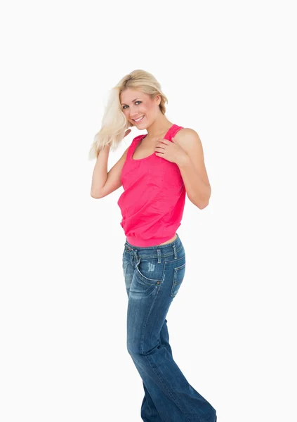 Retrato de mulher jovem casual feliz com cabelo loiro — Fotografia de Stock