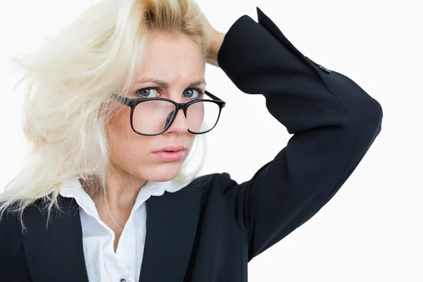 Nahaufnahme Porträt einer frustrierten Geschäftsfrau, die sich am Kopf kratzt — Stockfoto