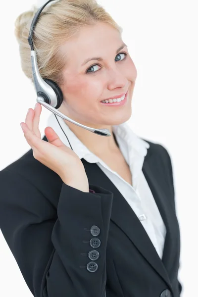 Retrato de jovem empresária vestindo fone de ouvido — Fotografia de Stock