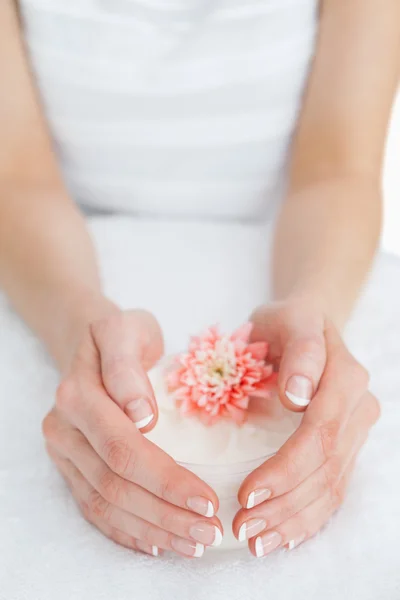 Fransız manikürlü parmak ve çiçek — Stok fotoğraf