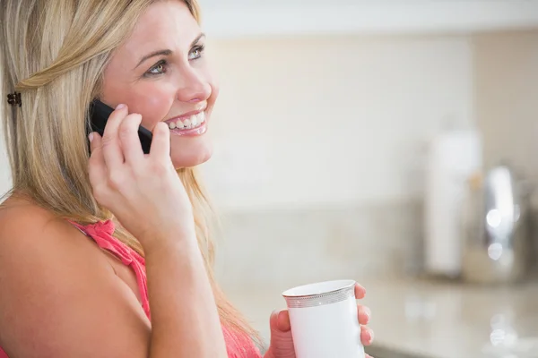 Vue latérale de la femme décontractée avec tasse à café en utilisant un téléphone portable — Photo
