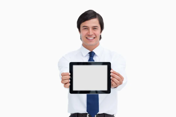 Retrato del hombre de negocios sonriente sosteniendo la tableta digital — Foto de Stock