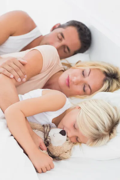 Спокойная семья спит вместе — стоковое фото