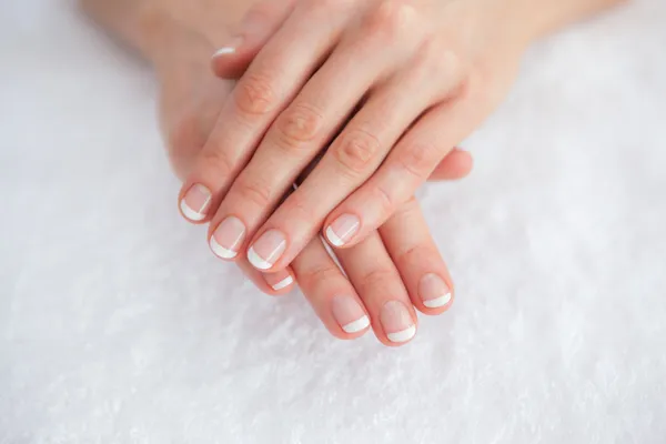 Französisch gepflegte Finger im Wellness-Center — Stockfoto