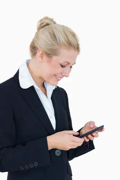 Giovane donna d'affari utilizzando smartphone — Foto Stock