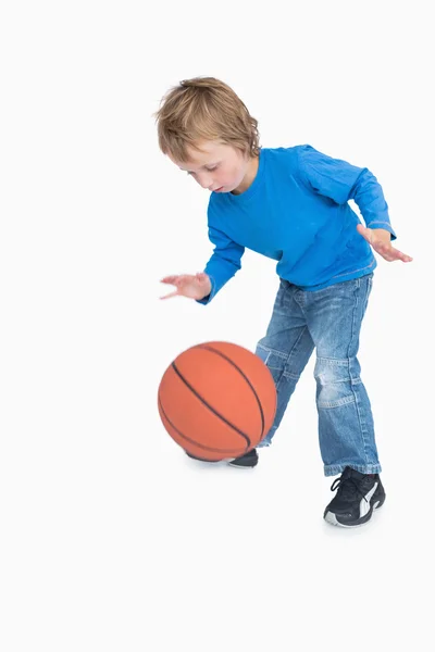 Junger beiläufiger Junge spielt Basketball — Stockfoto