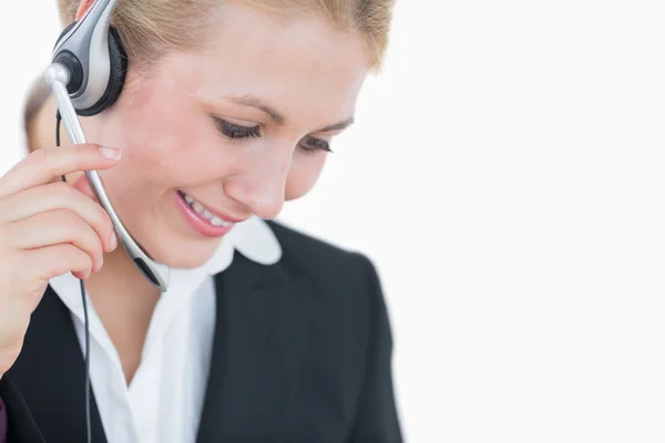 Primer plano de la joven mujer de negocios con auriculares — Foto de Stock