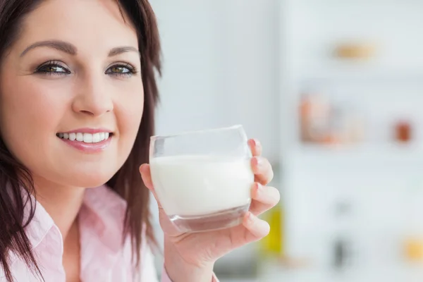 Gros plan de la jeune femme avec verre de lait — Photo