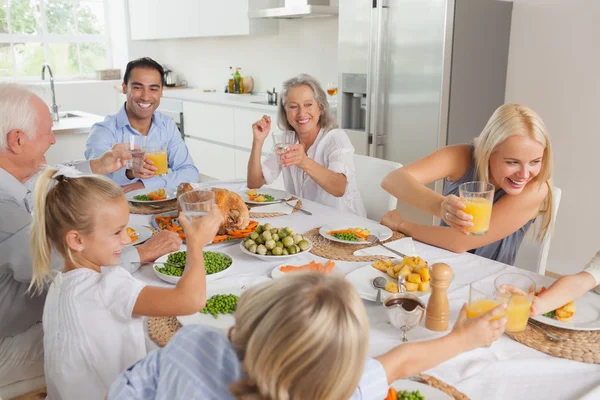 Lycklig familj att höja sina glasögon tillsammans — Stockfoto