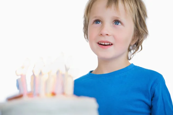 Niedlicher kleiner Junge mit Geburtstagstorte — Stockfoto