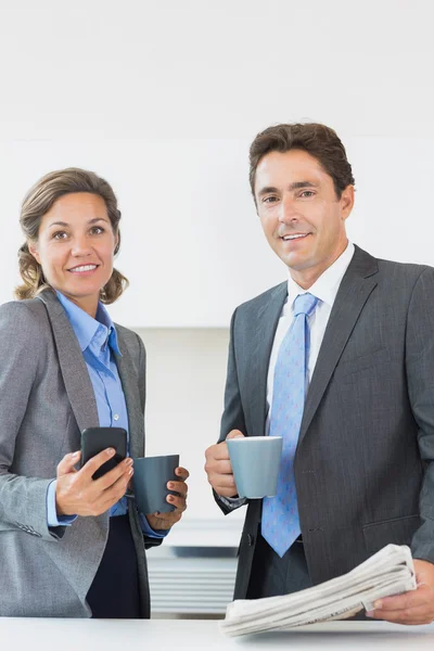Business par med kaffe innan arbetet — Stockfoto