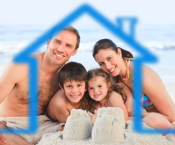 Familia en una playa con ilustración de casa azul — Foto de Stock