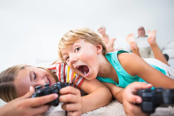 Irmão e irmã jogando videogames e se divertindo — Fotografia de Stock