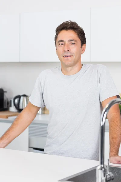 Bonito homem na cozinha — Fotografia de Stock