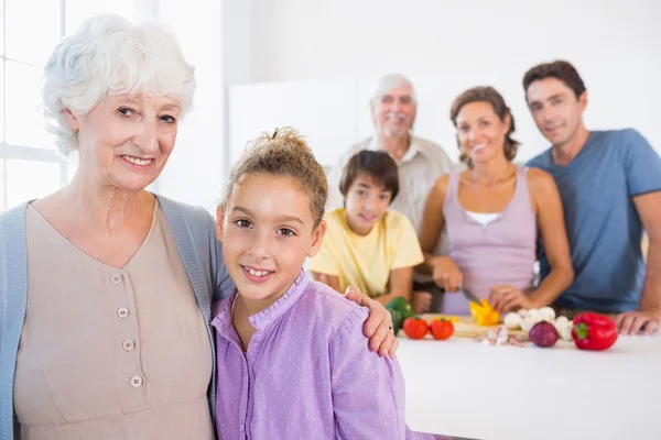 Großmutter und Enkelin stehen neben Theke — Stockfoto