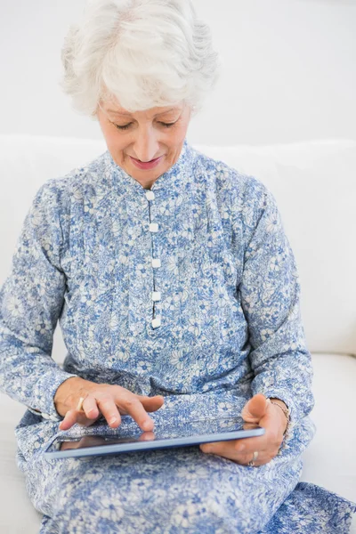 Starsza kobieta koncentruje się przy użyciu cyfrowego tabletu — Zdjęcie stockowe