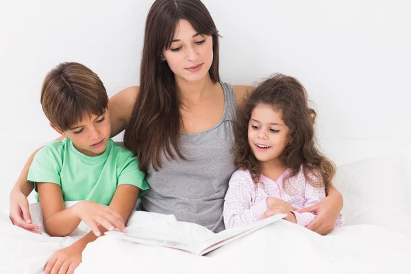 Moeder en kinderen lezen verhalenboek — Stockfoto