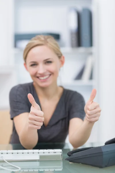 Femmina esecutivo gesticolando doppi pollici in ufficio — Foto Stock