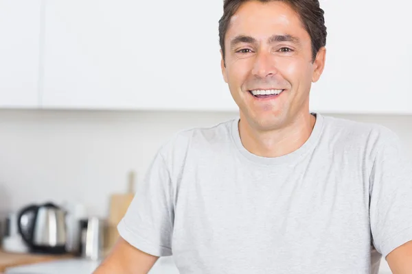 Homem feliz na cozinha — Fotografia de Stock