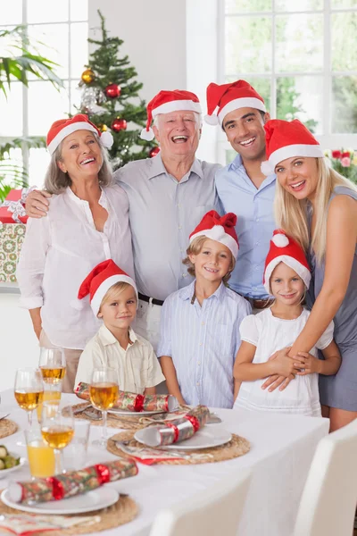 Familia sonriente en Navidad — Foto de Stock