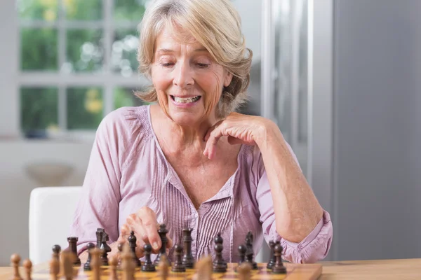 Olgun kadın satranç oynarken — Stok fotoğraf