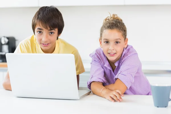 Broers en zussen met behulp van laptop — Stockfoto