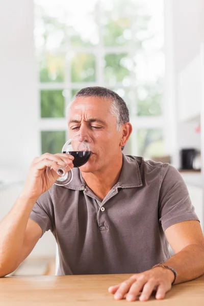 Uomo bere bicchiere di vino rosso — Foto Stock