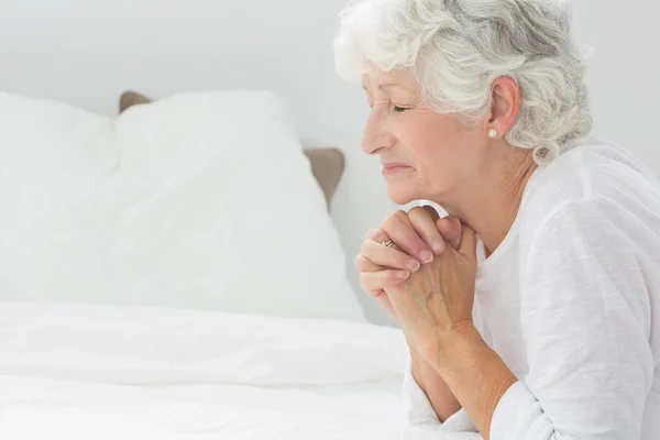 Vecchia donna che prega — Foto Stock