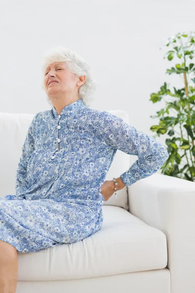 Ältere Frau mit Rückenschmerzen — Stockfoto