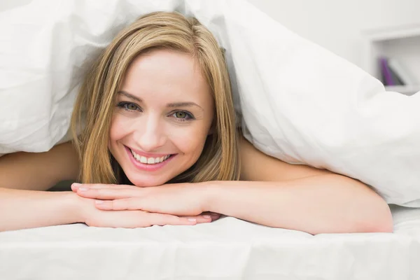 Nahaufnahme Porträt der schönen Frau im Bett — Stockfoto