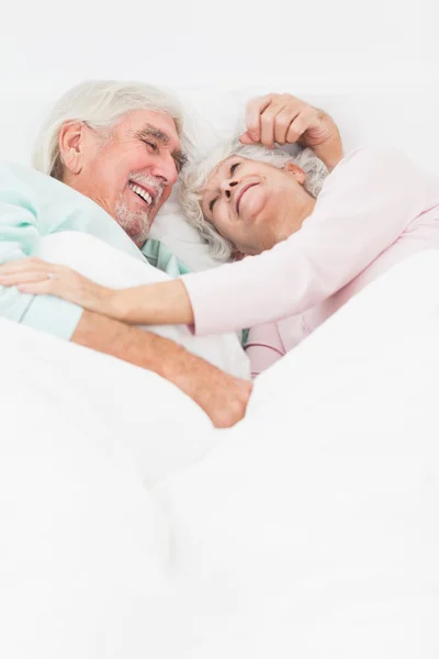 Casal abraçando na cama — Fotografia de Stock