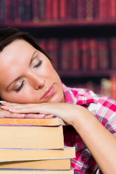 Meisje slapen op boeken — Stockfoto