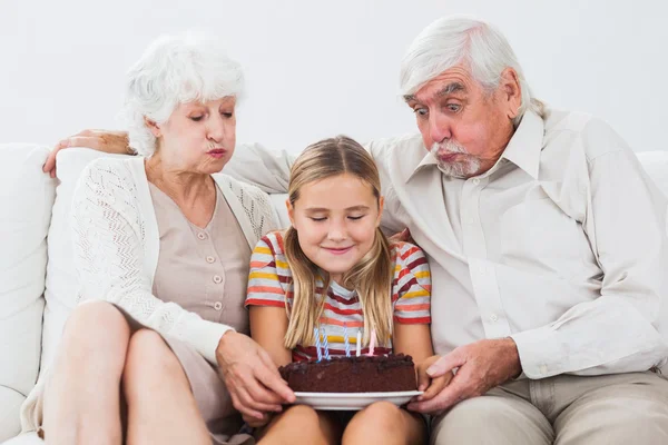 Kislány és a nagyszülők Elfújta a gyertyákat — Stock Fotó