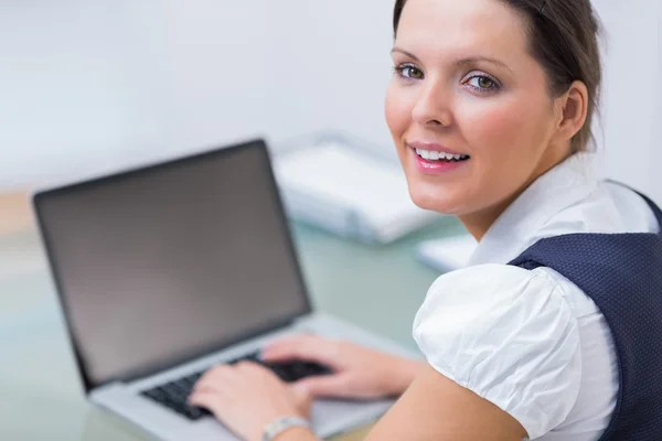 Retrato de mulher de negócios usando laptop na mesa — Fotografia de Stock