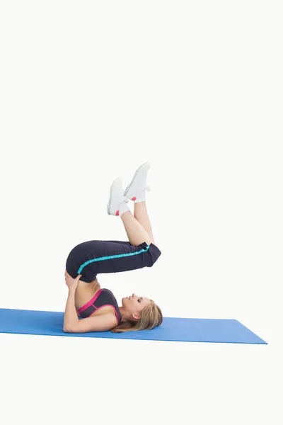 Vista lateral de mujer joven en la posición del soporte del hombro en el yoga —  Fotos de Stock