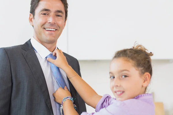 Усміхнена дочка закріплює батьків краватка — стокове фото